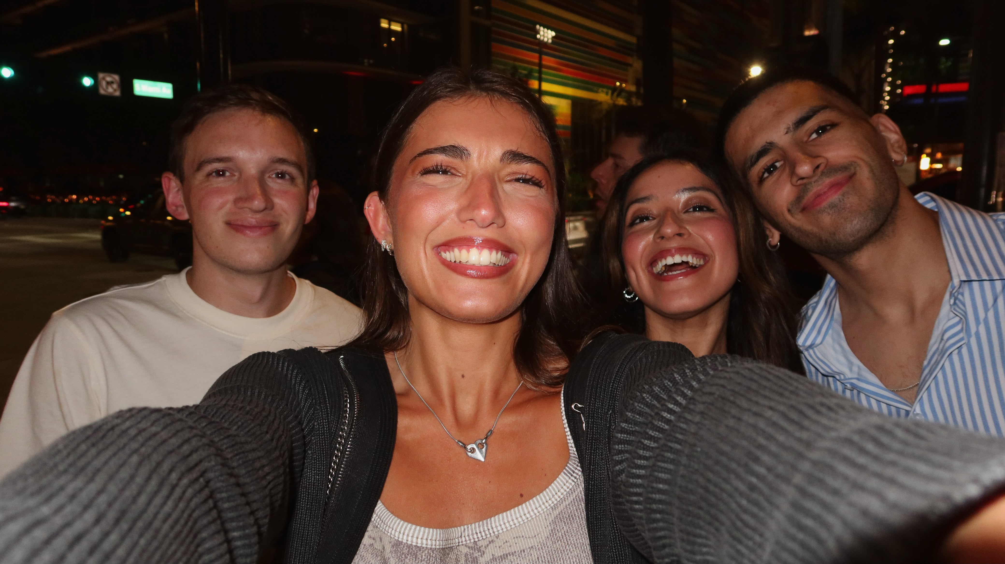 Las cuatro personas del equipo de Fluence sonriendo juntas frente a cámara.